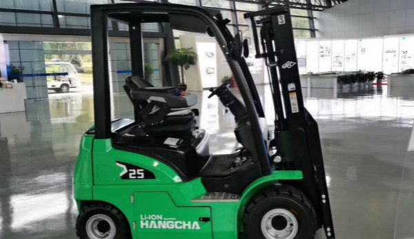 電動叉車買鋰電的還是鉛酸的？當(dāng)然是鋰電的！